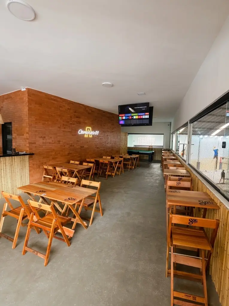 O salão do Camarote 01, com as mesas junto à janela para as quadras